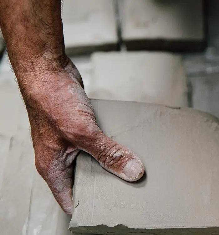 Mains d'artisan travaillant l'argile dans l'atelier