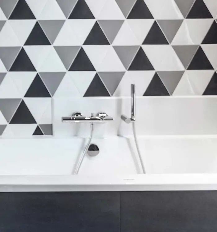 Salle de bain en carreaux triangles